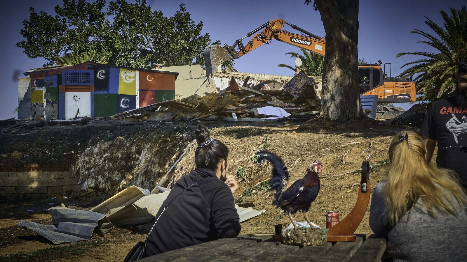 Costas ejecutó los derribos de las casetas de la playa de La Casería el día de los enamorados. Las anunciadas demoliciones comenzaron a primera hora de la mañana bajo una destacada presencia policial.
