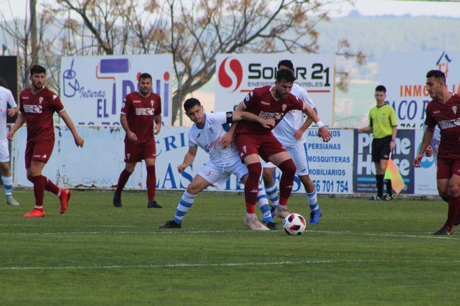 Maqui trata de frenar a un futbolista del filial cordobesista.