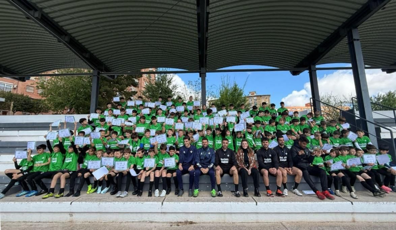 Los asistentes al Campus Real Betis Academy, junto a sus monitores y la concejal de Deportes, Beatriz López. Los asistentes al Campus Real Betis Academy, junto a sus monitores y la concejal de Deportes, Beatriz López.