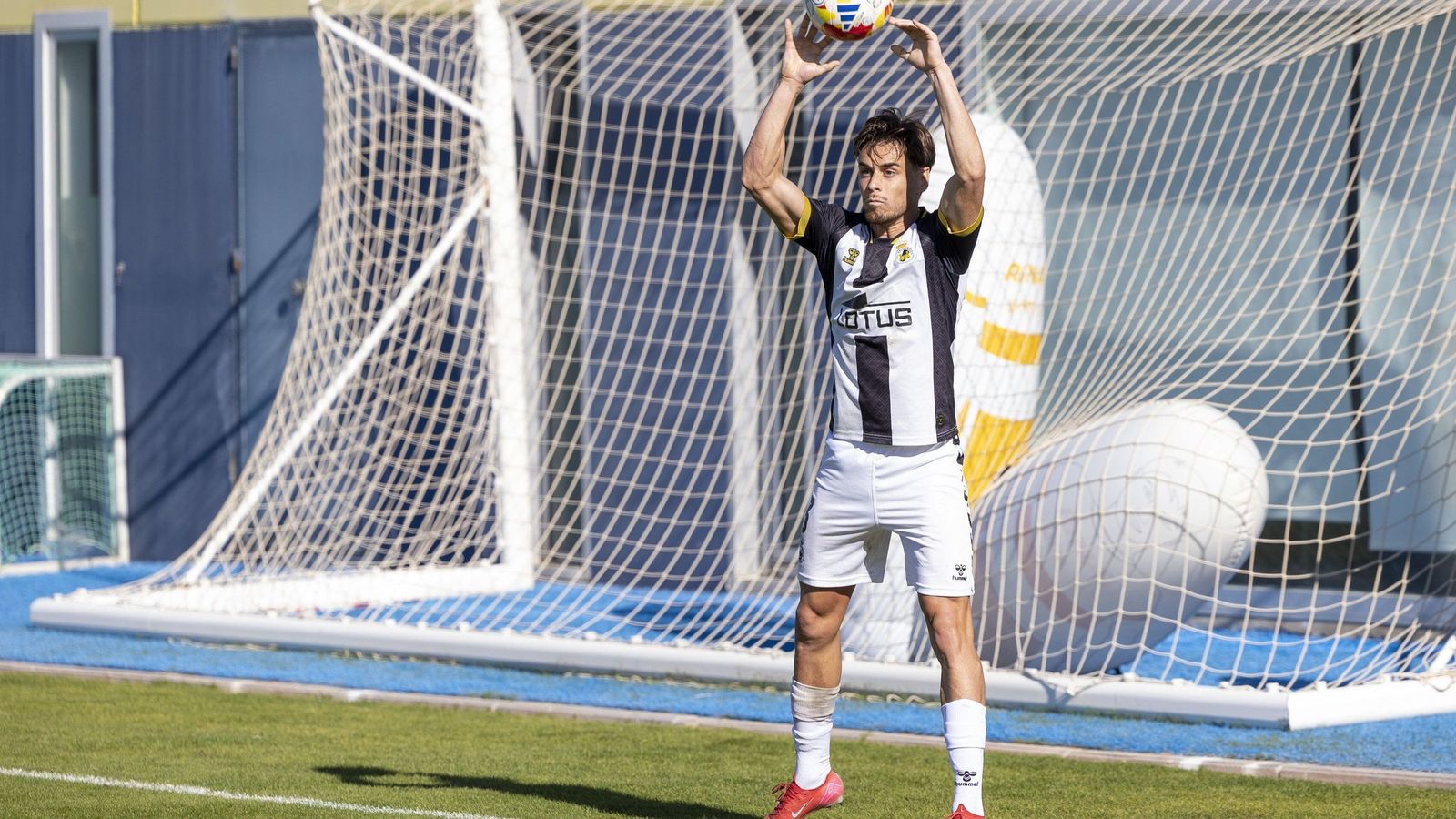 Pedro Morillo se dispone a sacar de banda en el Cádiz Mirandilla-Balona