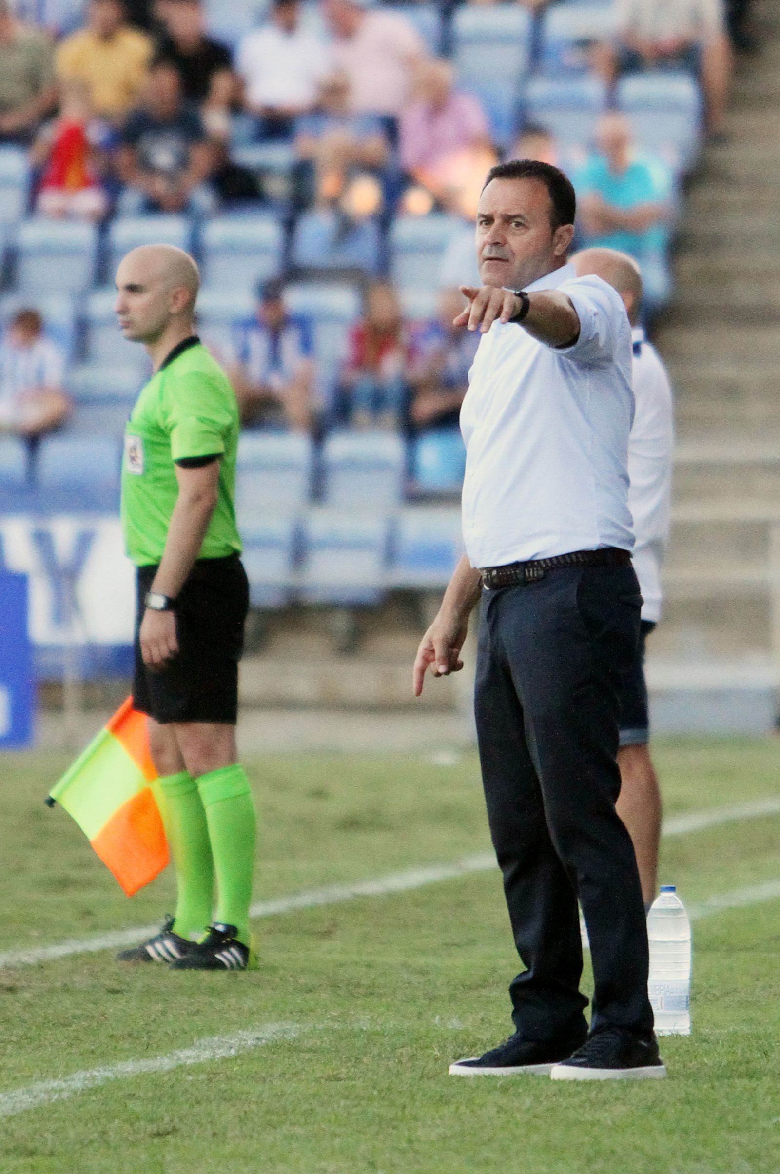 José María Salmerón da indicaciones durante el partido de ayer ante el Jumilla.