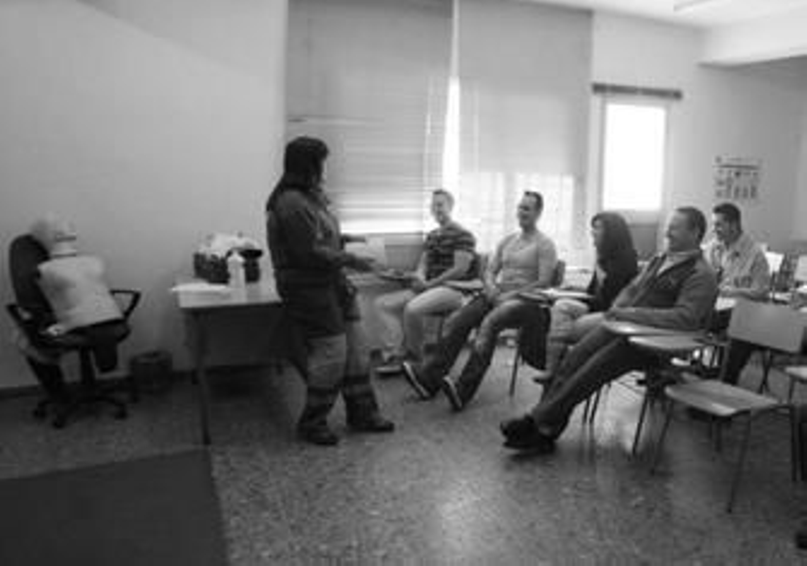 Cristina Moreno, la monitora del curso, imparte clase a los alumnos del curso de primeros auxilios.
