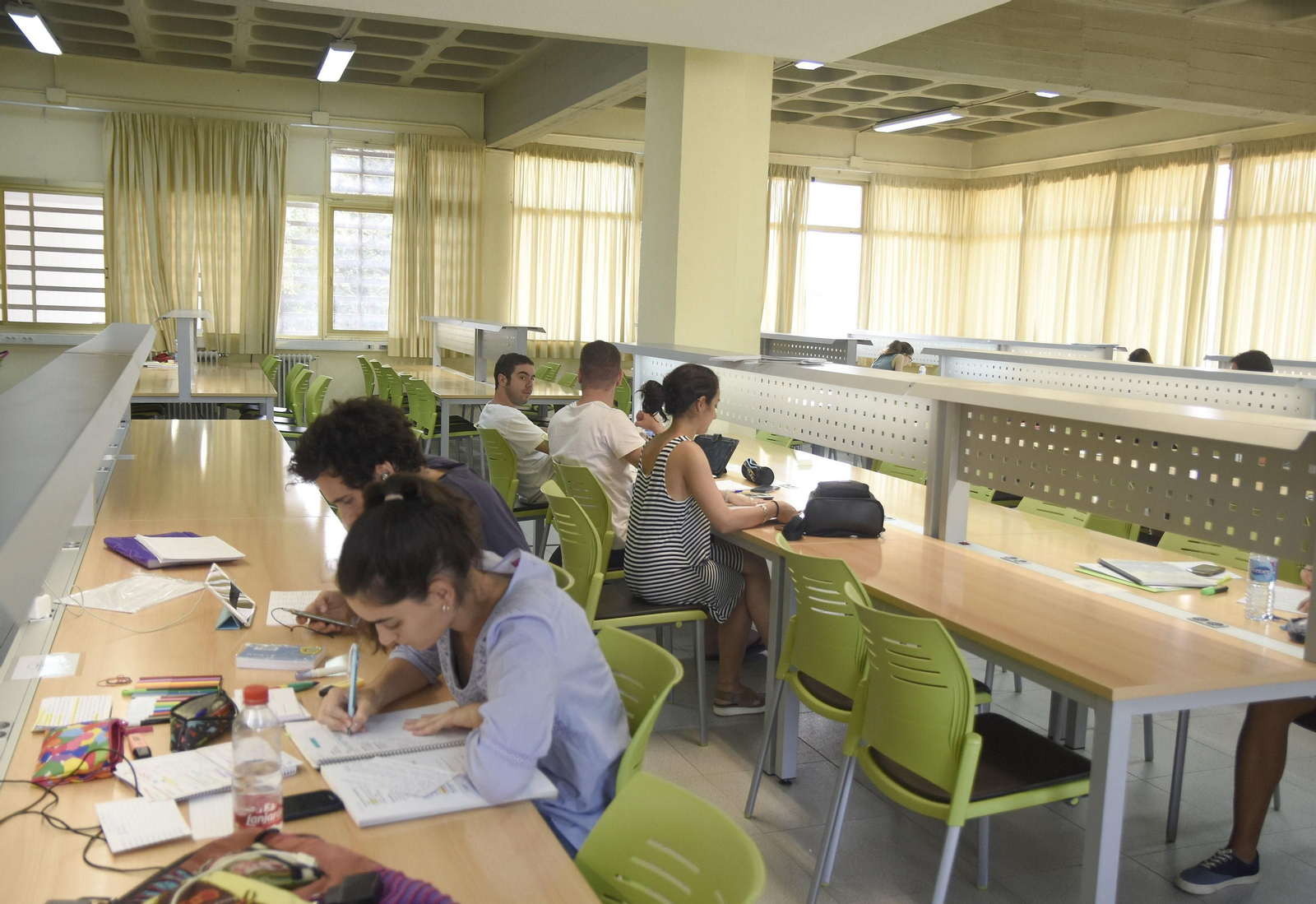 Alumnos de la UCO en la biblioteca de la Facultad de Medicina y Enfermería.