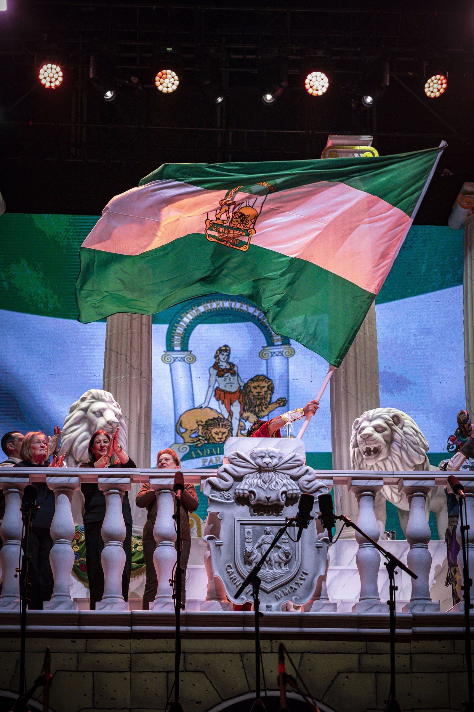 Las imágenes del pregón y la boda de Manu Sánchez en el Carnaval de Cádiz 2026