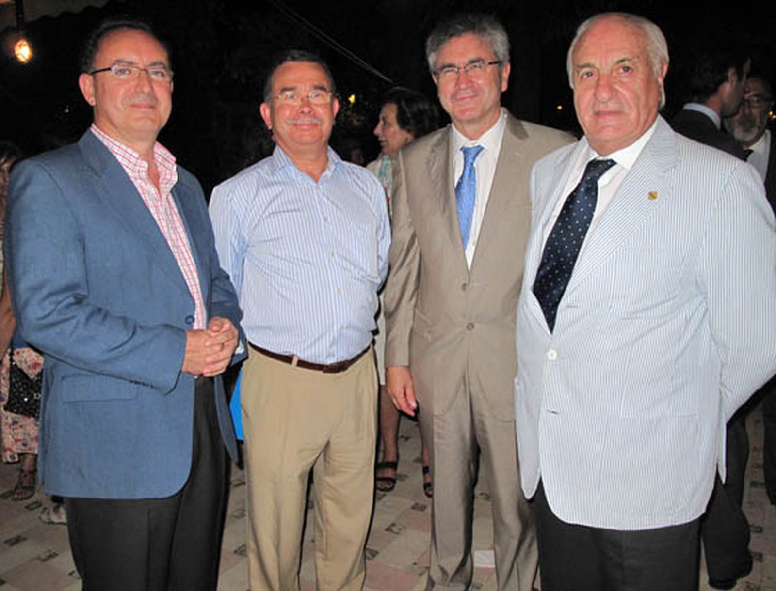 Francisco Torrubia, gerente del Hospital Virgen del Rocío; Laureano Fernández, pediatra del mismo hospital,  Joseba Barrueta, director gerente de Empresa Pública de Emergencias Sanitarias, y Juan Ramón Guillén, presidente de Acesur.
Manuel Román,

Foto: Victoria Ramírez