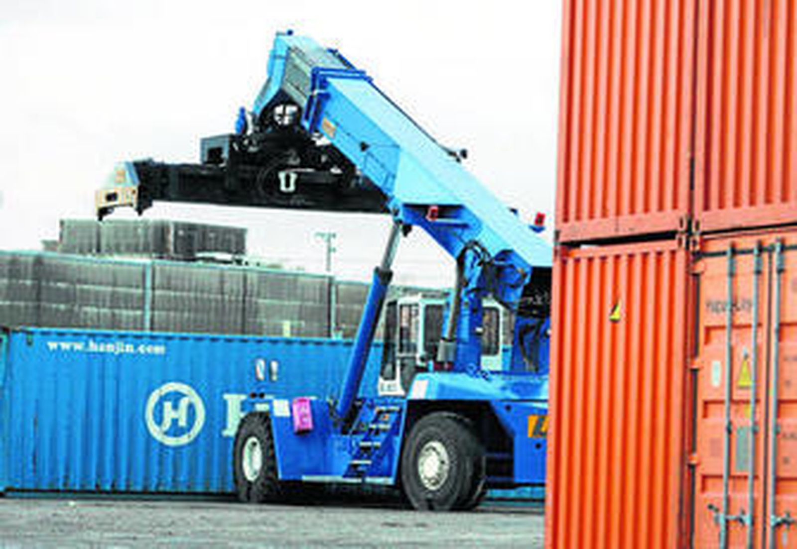 La nueva grúa del Grupo Alonso en Algeciras, dispuesta a coger un contenedor de Hanjin.