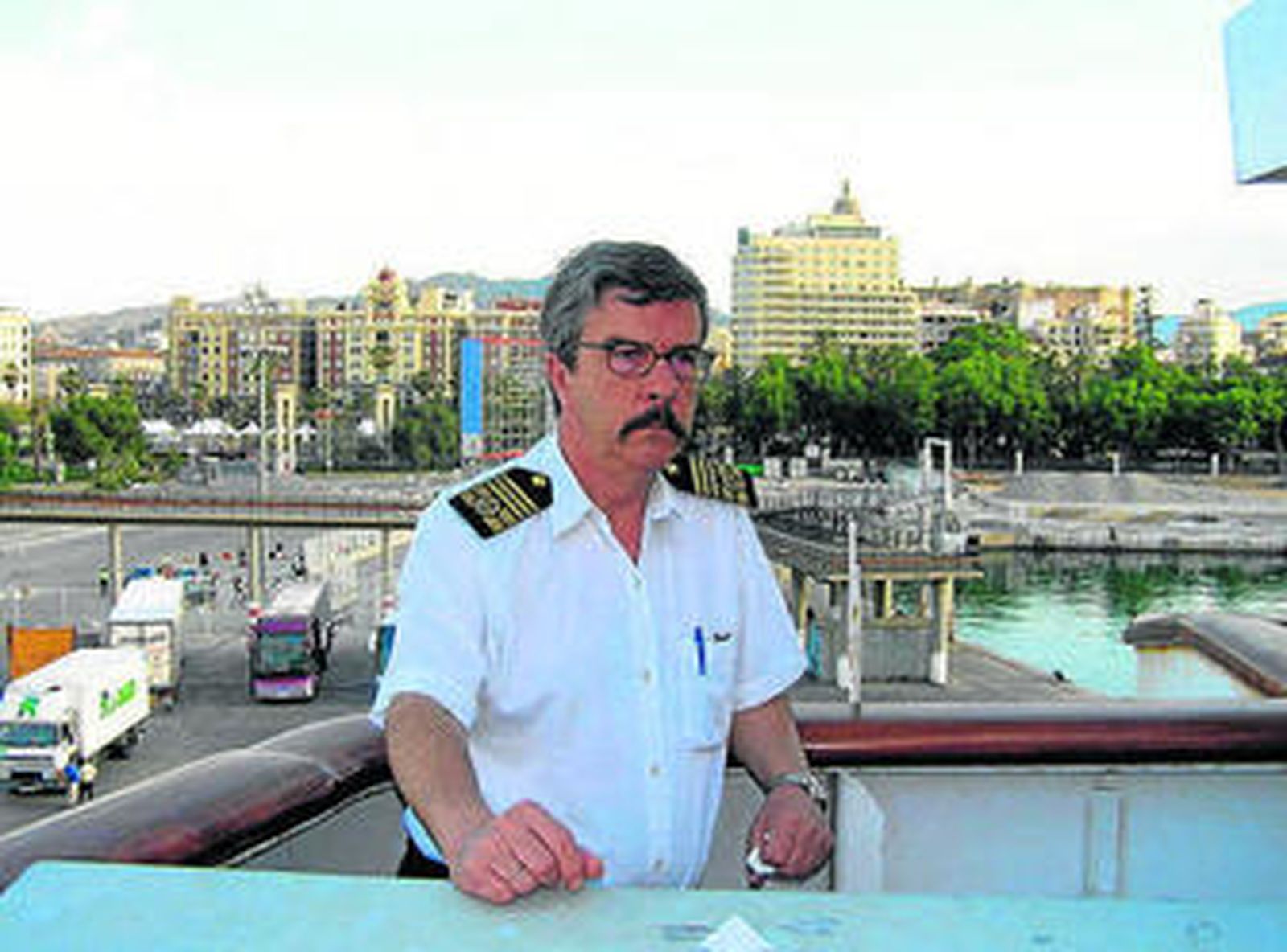 José María Casares a bordo de su barco en el puerto de Málaga.