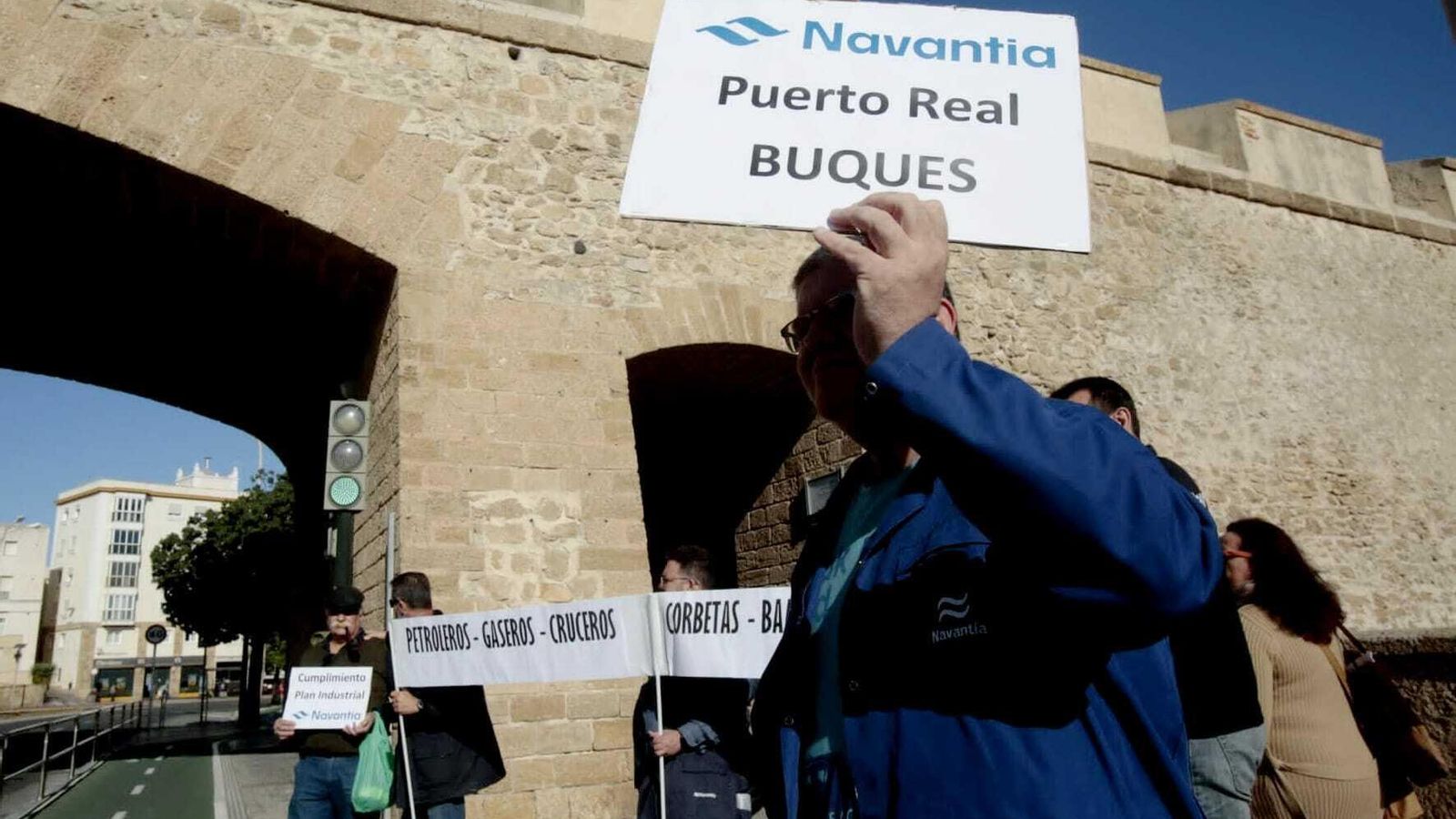 Un miembro del comité exhibe una pancarta exigiendo buques para Puerto Real.