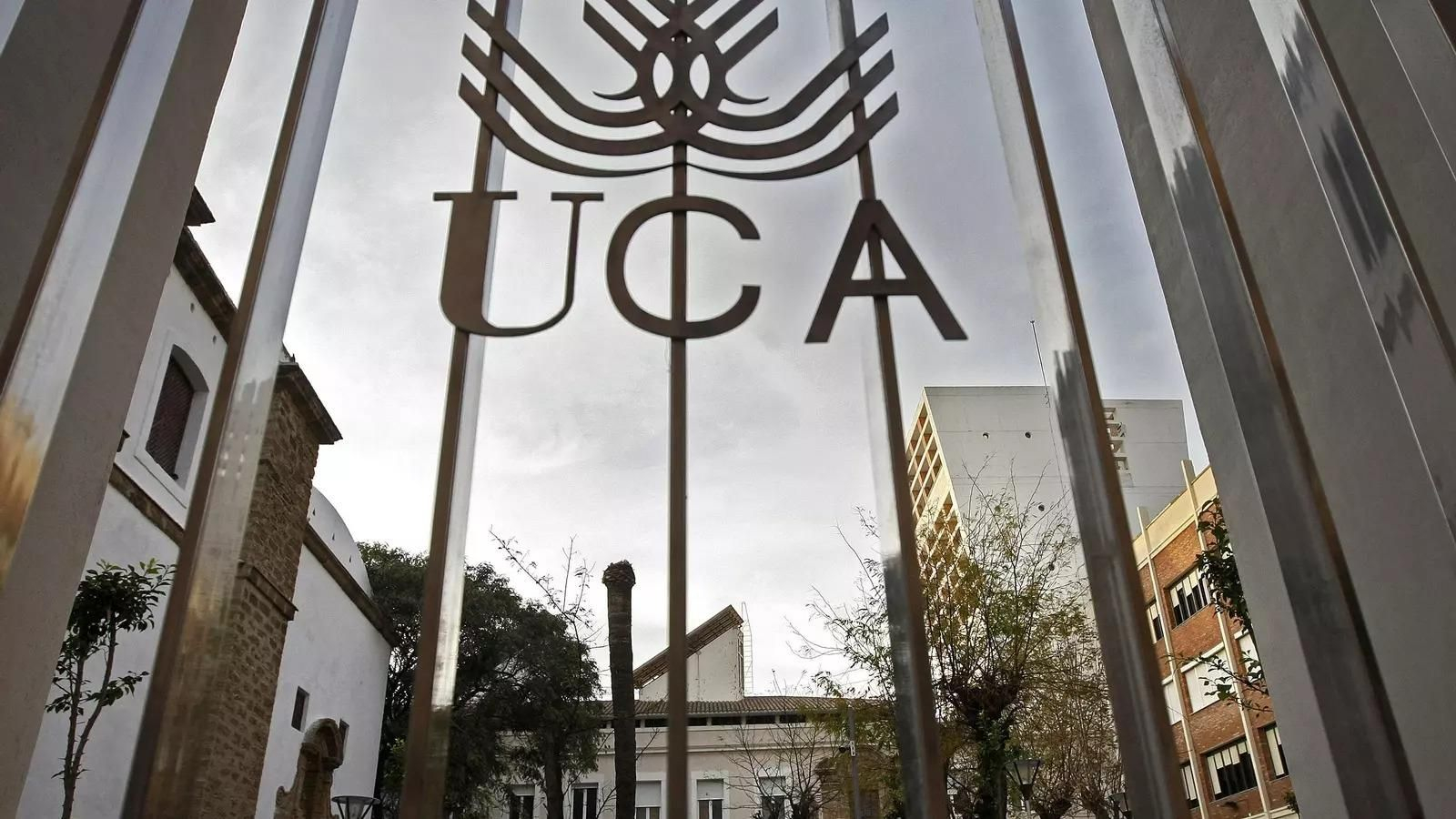 Acceso a una de las instalaciones de la UCA.