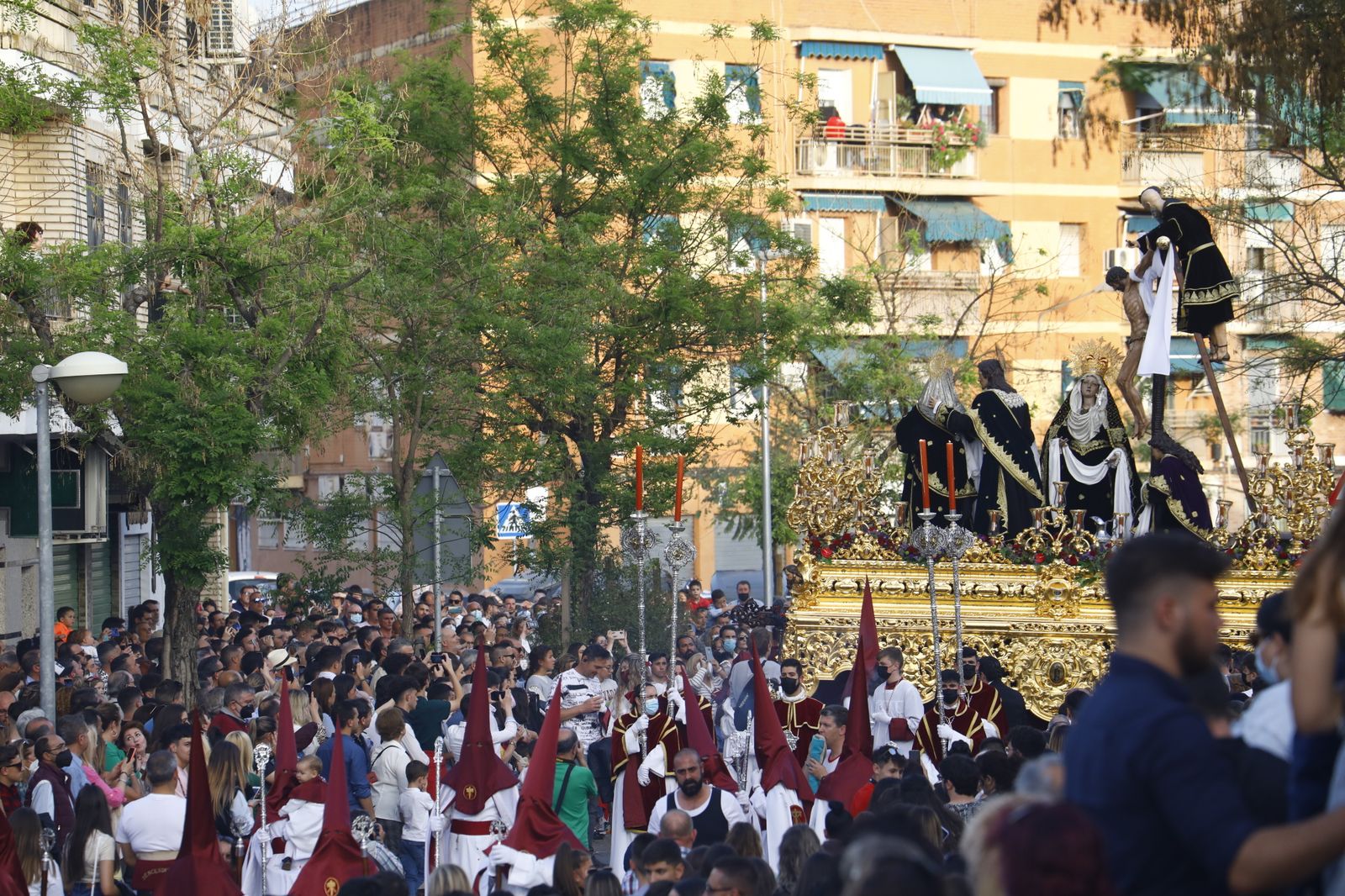 Viernes Santo en Córdoba: la procesión del Descendimiento, en imágenes