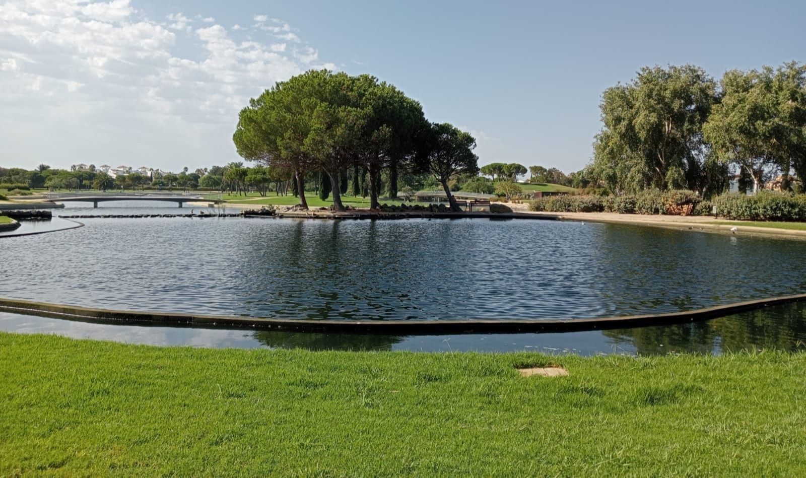 El complejo turístico y residencial de Costa Ballena cuenta con amplias zonas verdes y lagos.