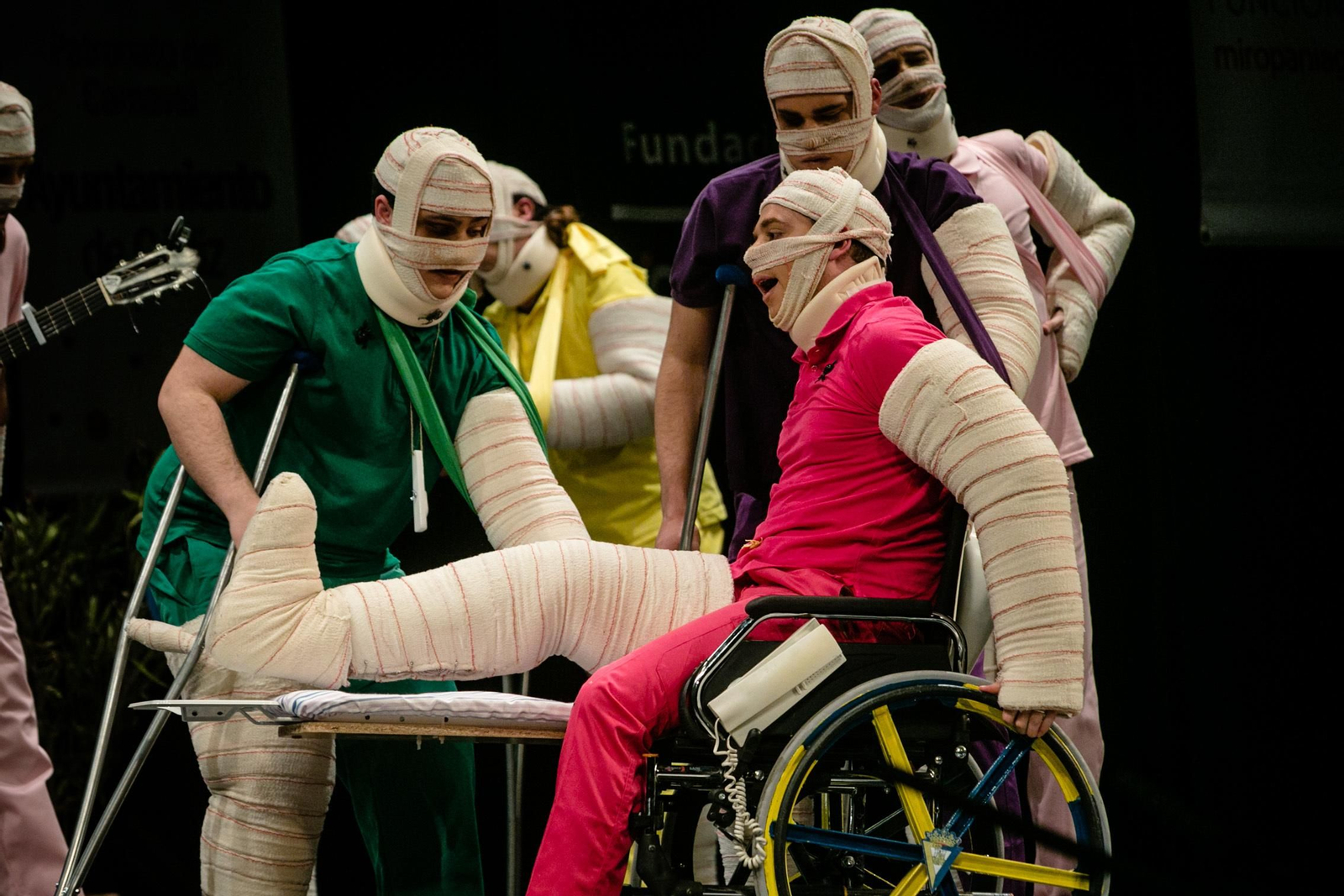 La chirigota "Las momias de güete pa guá en la mutua" durante su actuación.