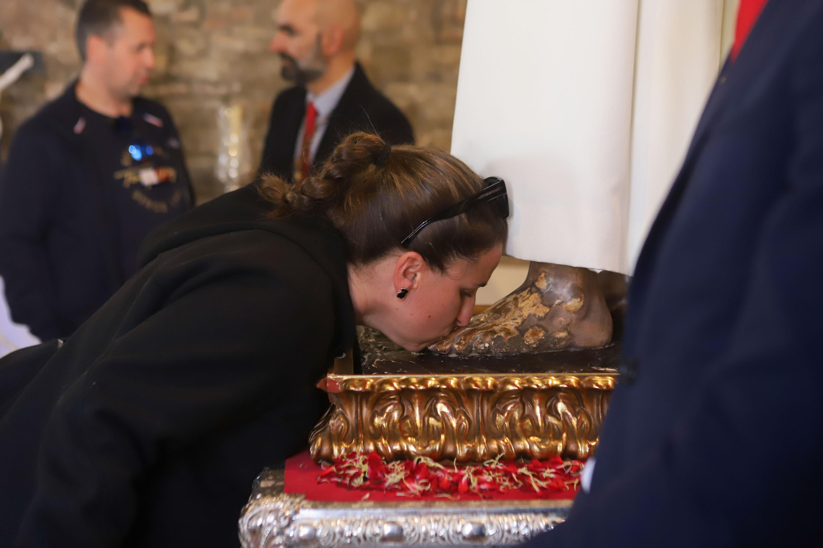Imágenes del Besapie al Medinaceli en la Iglesia de San Isidro en Algeciras
