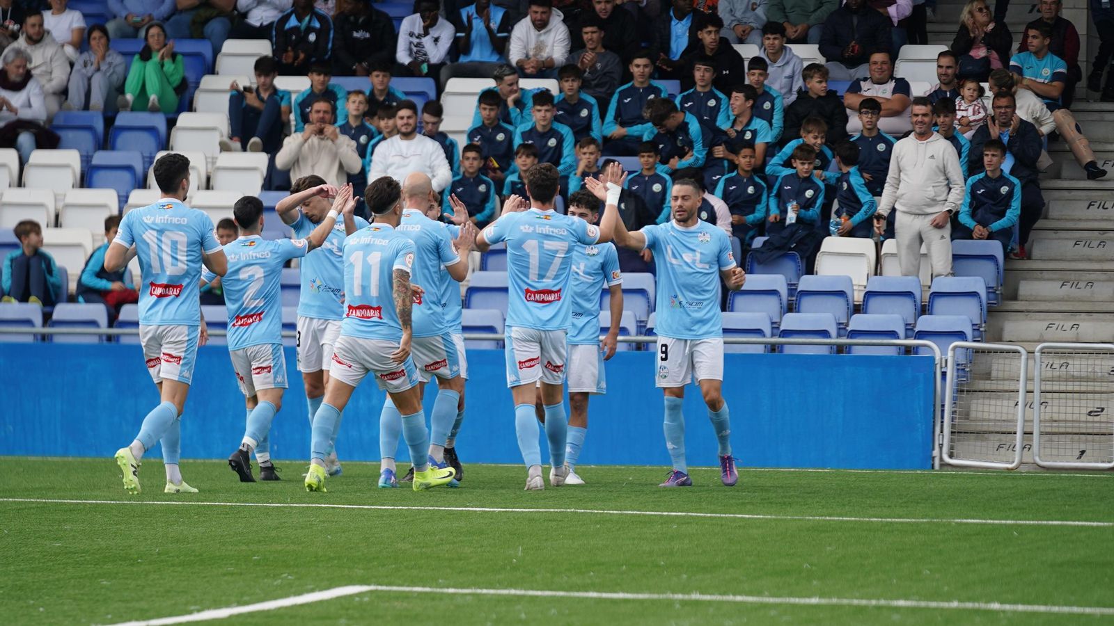 Los jugadores del Ciudad de Lucena celebran un gol de David Agudo.