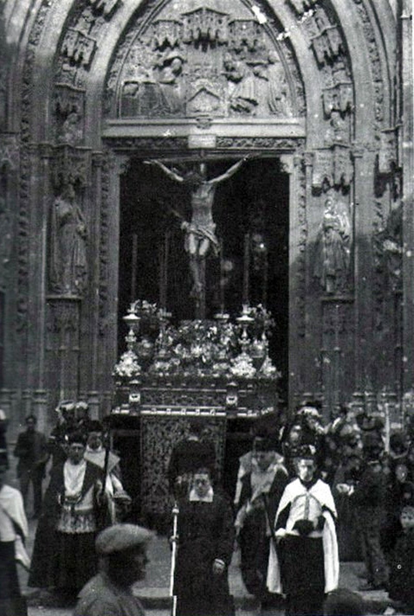 El Cristo de la Clemencia saliendo de la Catedral