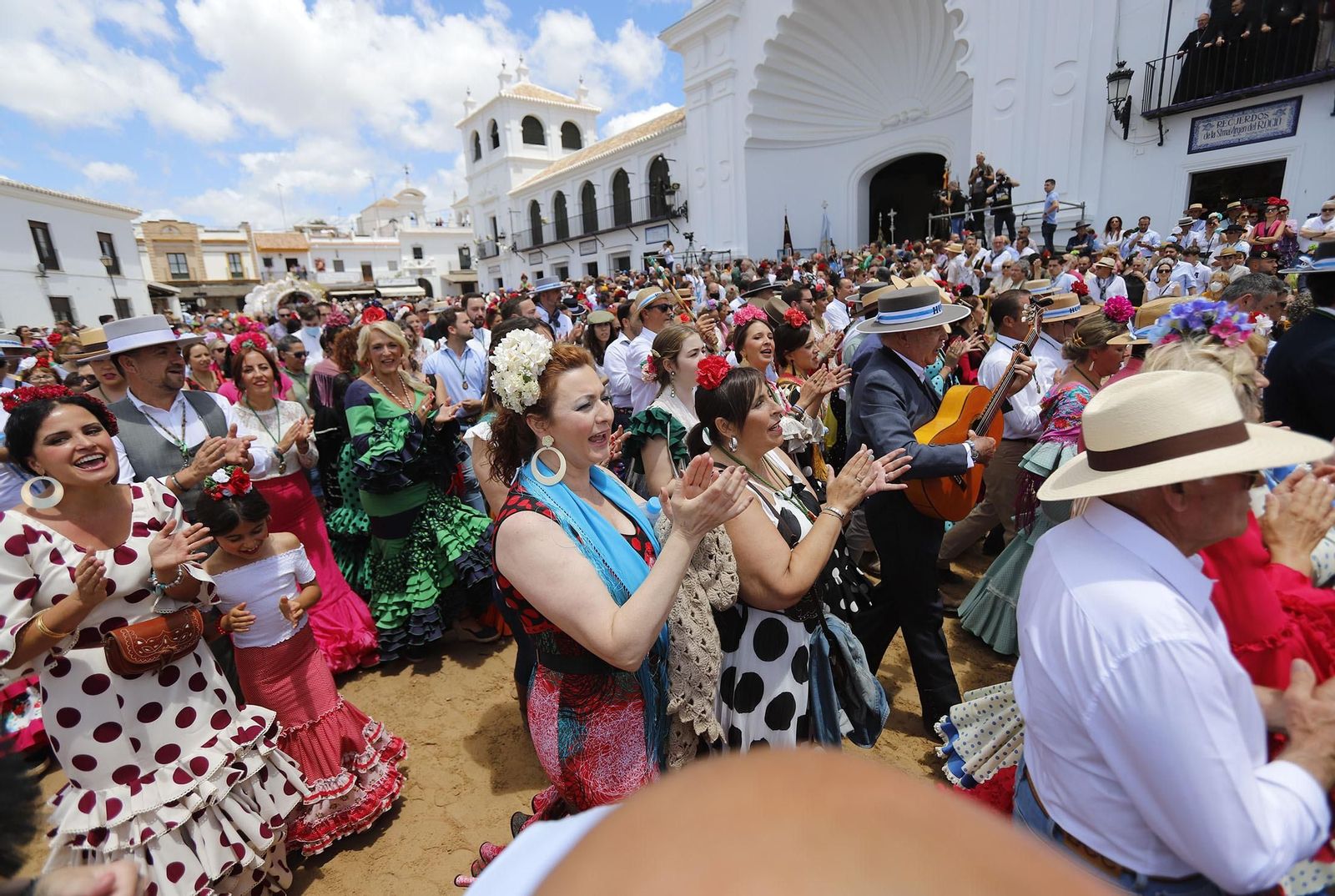 Presentación de la Hermandad de Huelva ante la Blanca Paloma