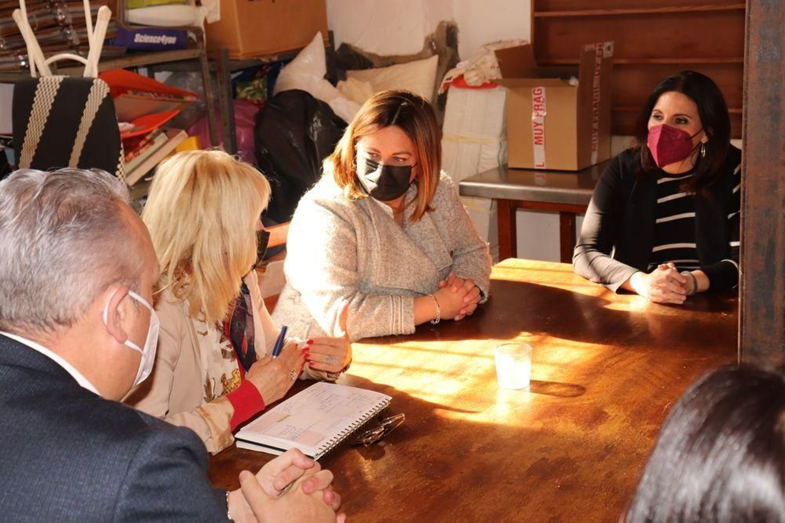 El personal de Aperfosa explica el trabajo del centro a Ruiz Boix, Amaya y Férriz