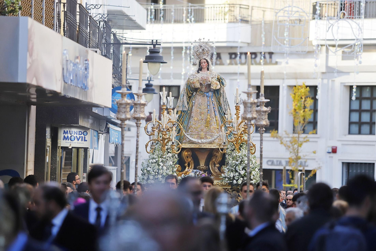 Imágenes de la procesión de la Purísima Concepción por las calles del el centro