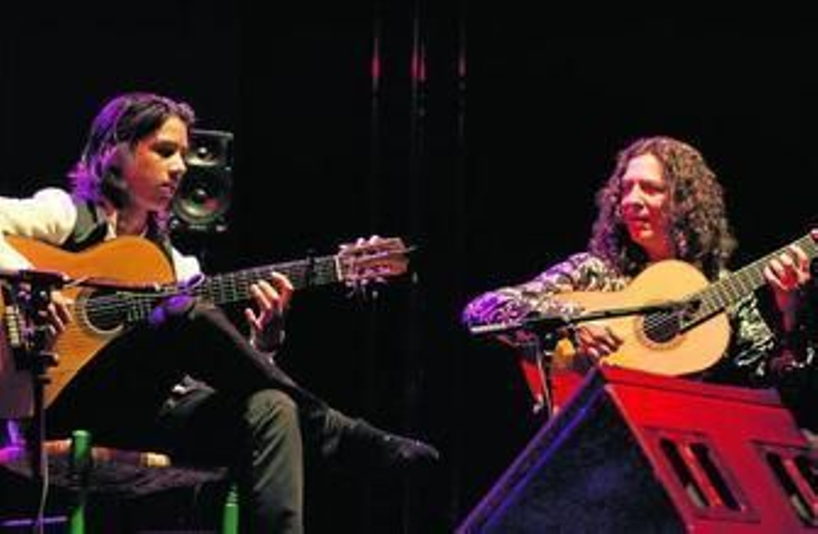 El hijo de Tomatito ante la atenta mirada de su padre.