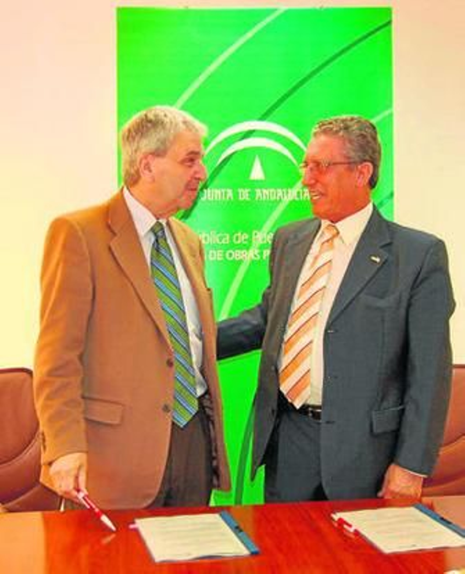 Salgueiro y Pérez, ayer, tras la firma del convenio.