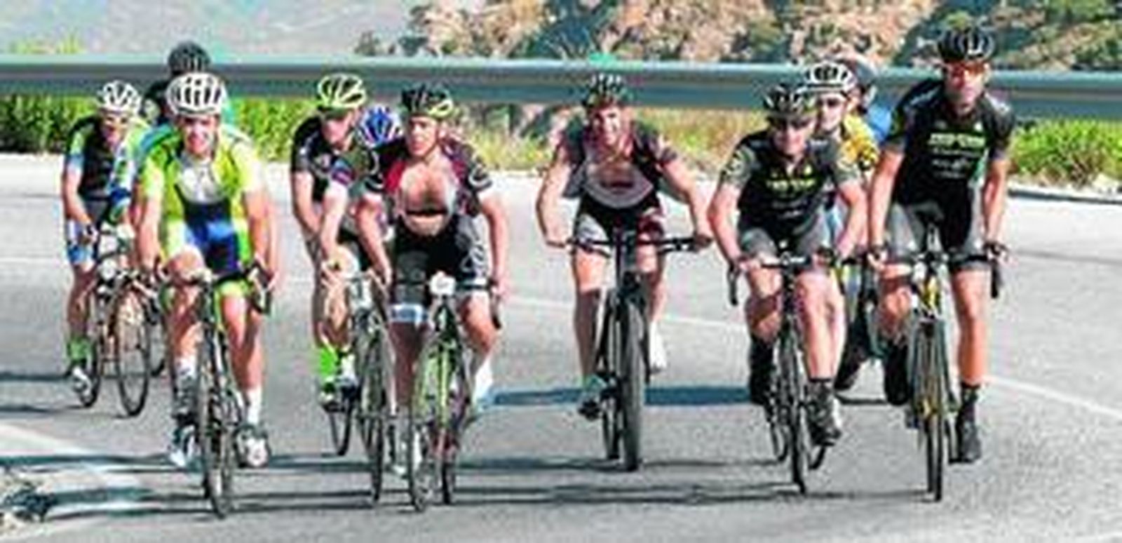 Un grupo de ciclistas encabezan la carrera haciendo frente a las empinadas cuestas de ascenso a Sierra Nevada y al fuete calor que hizo ayer.