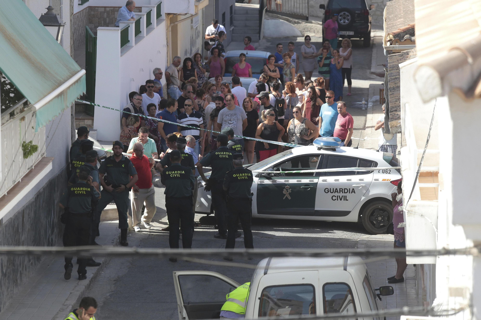 Guardias civiles y vecinos en la calle de Güevéjar donde se produjo el tiroteo.