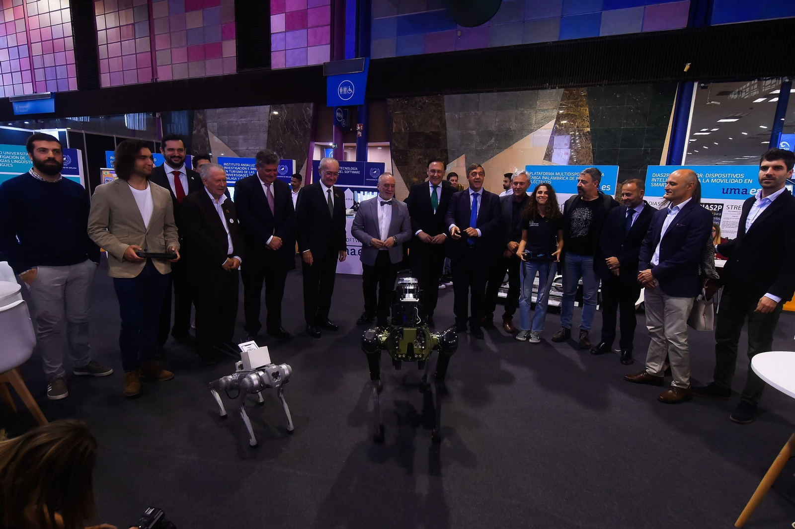 Un momento de la visita del consejero de Universidades y el alcalde de Málaga al foro Transfiere.