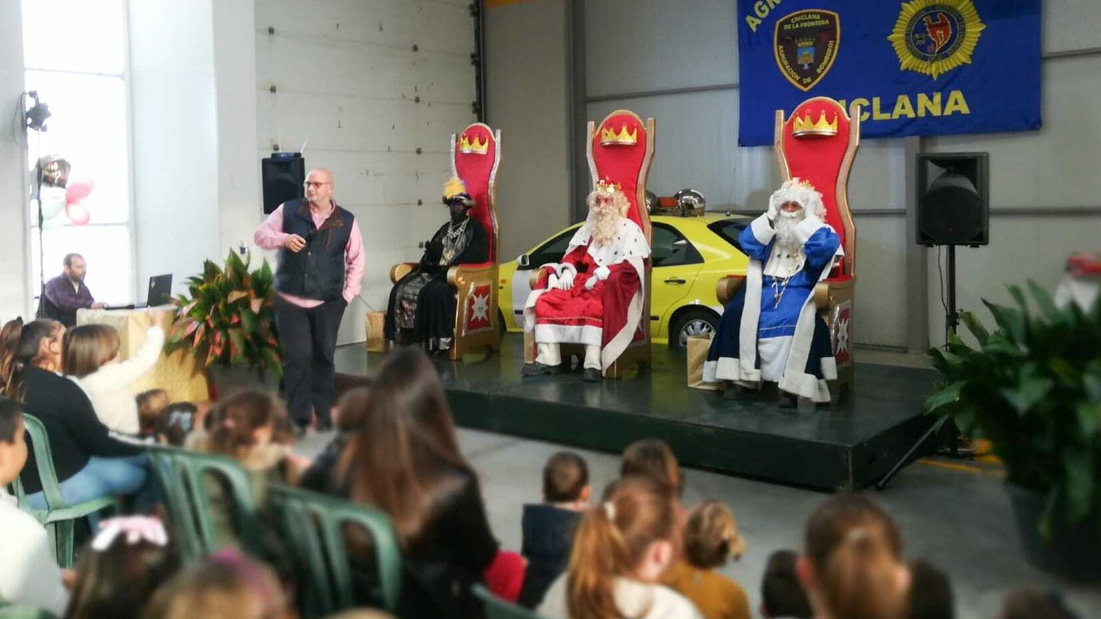Visita que los Reyes Magos han realizado al Parque de Bomberos de la ciudad.