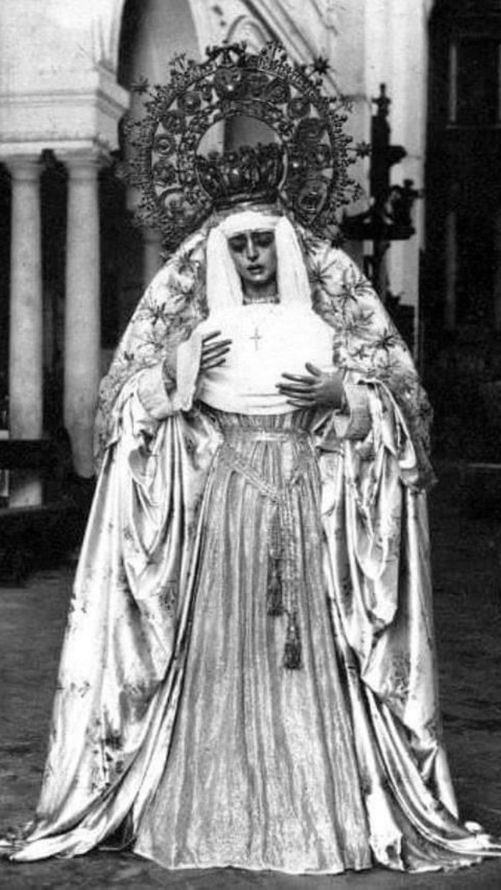 La Virgen de la Encarnación portando la corona allá por los años cuarenta