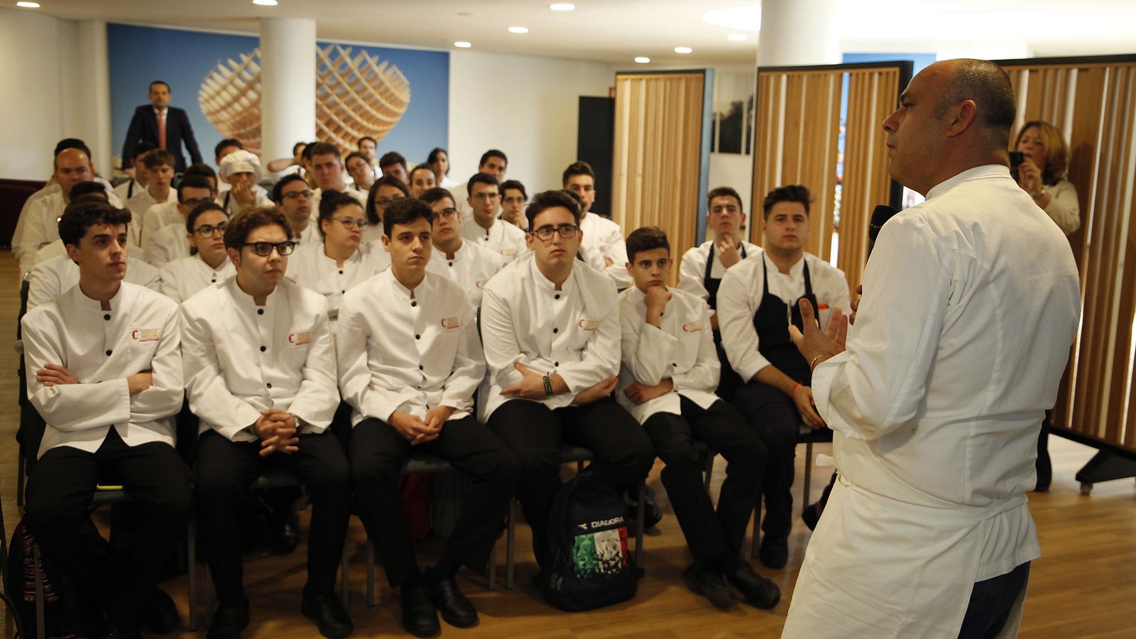 Ángel León imparte su 'master class' a los alumnos.