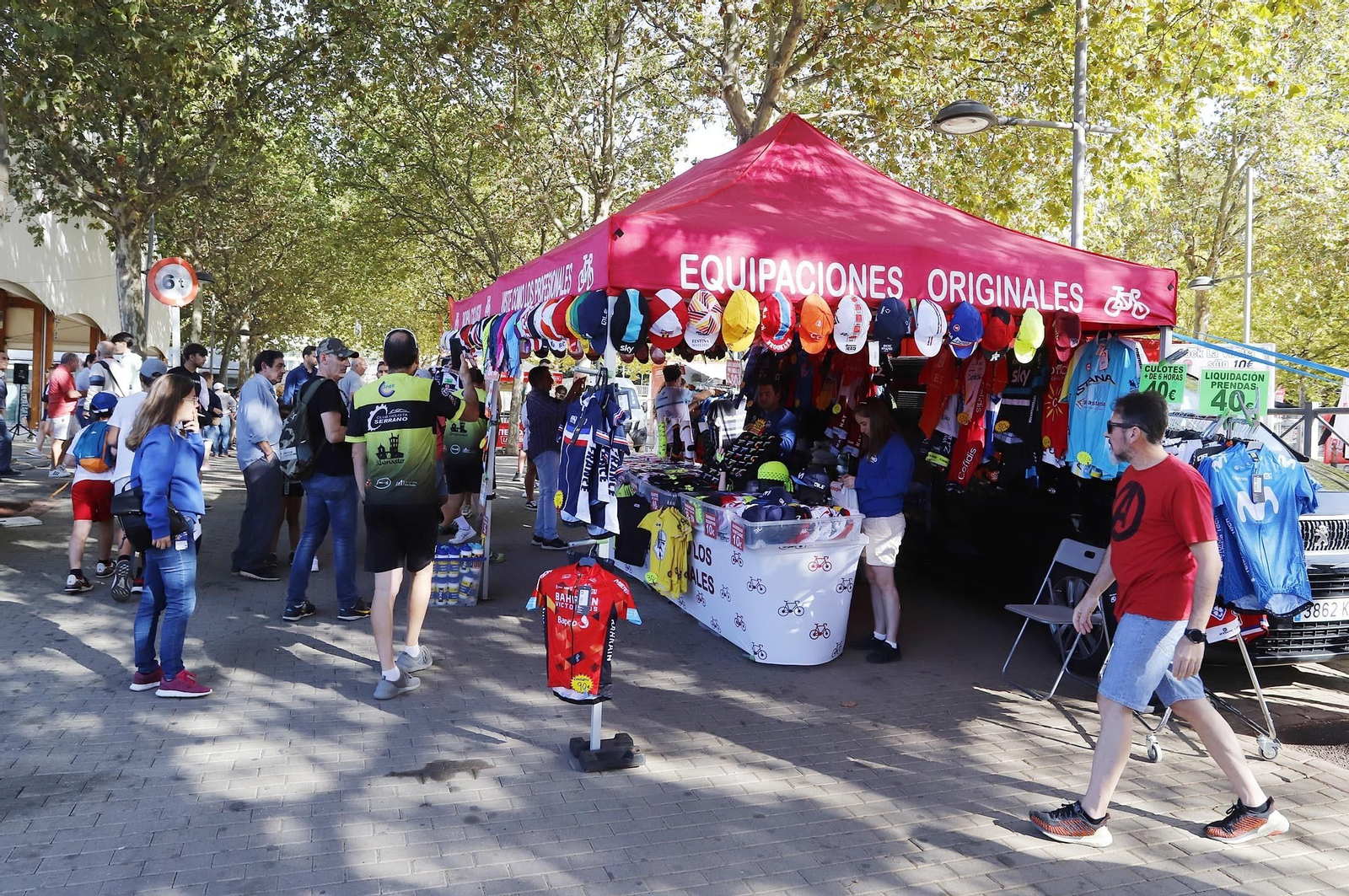 Gran ambiente en Aracena para ver la salida de la Vuelta Ciclista a España, en imágenes