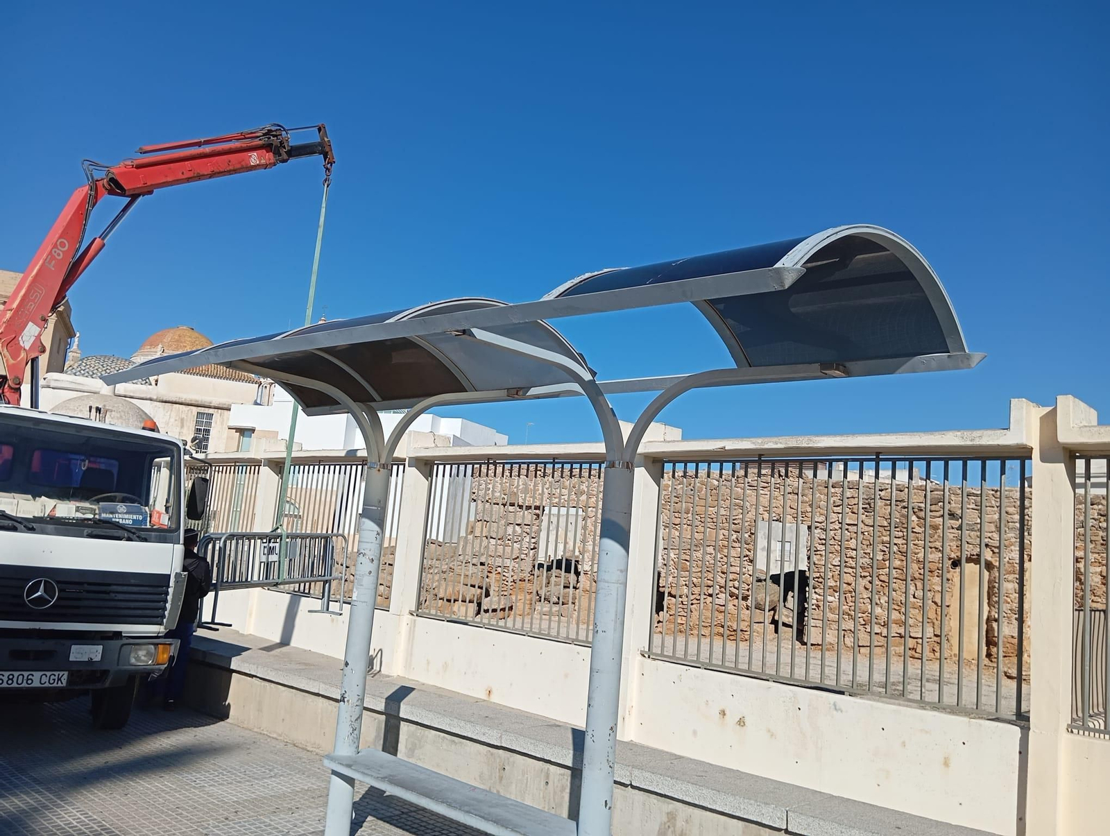 Una grúa de Mantenimietno Urbano, durante la reparación de la marquesina.