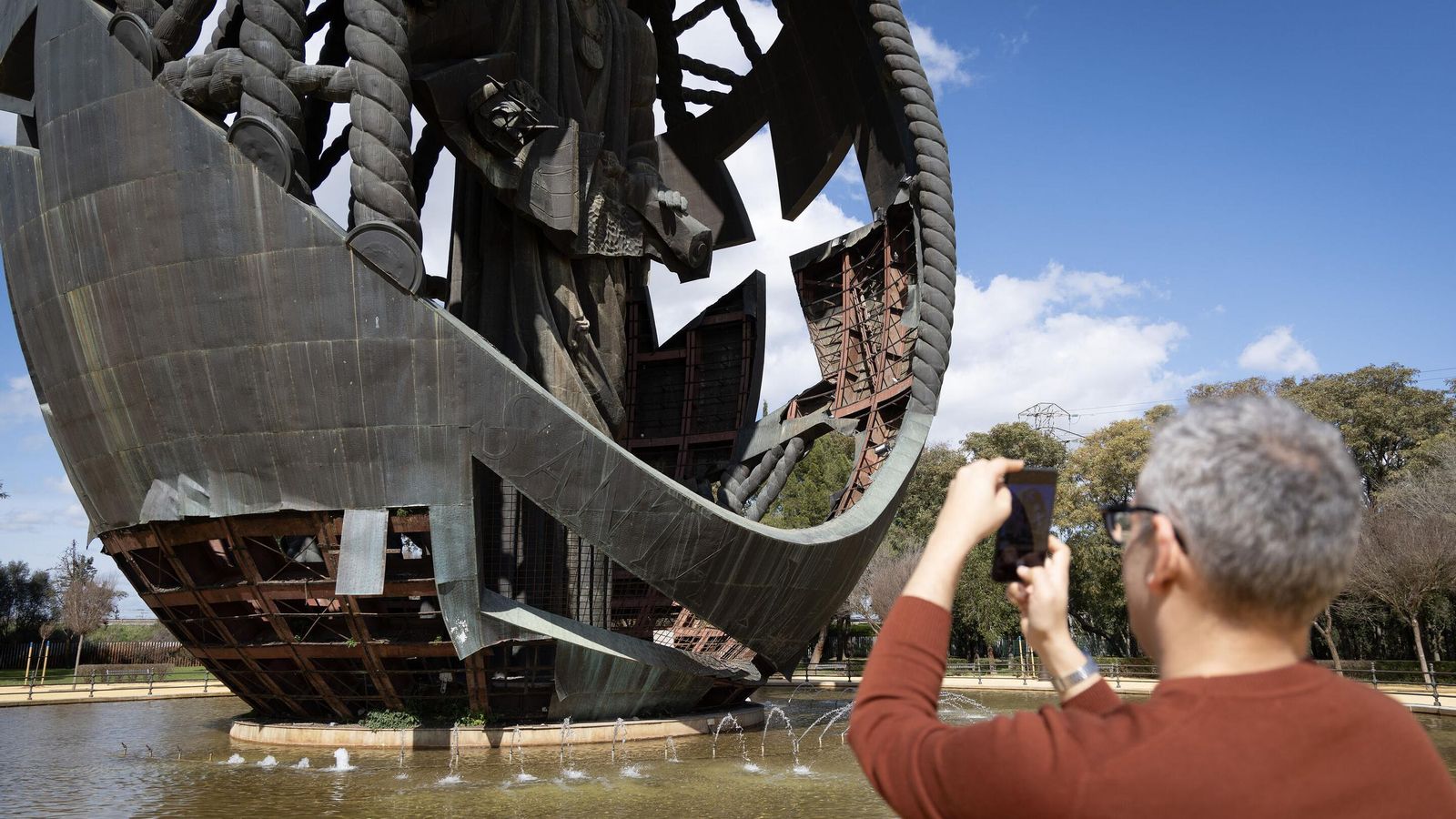 El Huevo de Colón, este jueves, con buena parte de su estructura al descubierto.