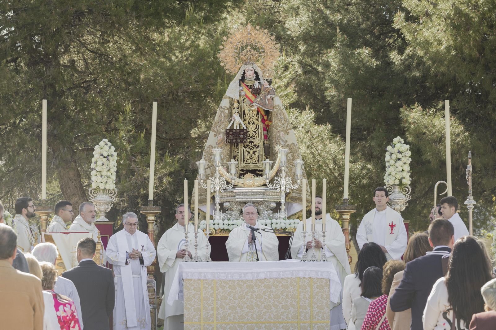 Misa de campaña frente a la parroquia del Cristo de la Sed con la Virgen del Carmen