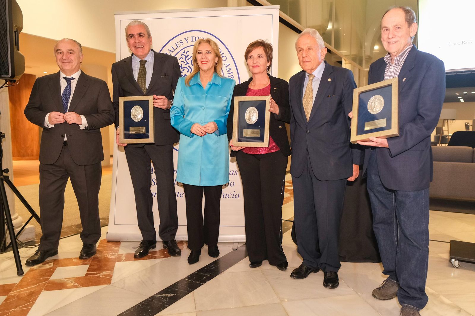 La consejera de Economía, Carolina España, el director de Caixabank, Juan Ignacio Zafra, y el presidente de la academia, Antonio Pascual, con los premiados.