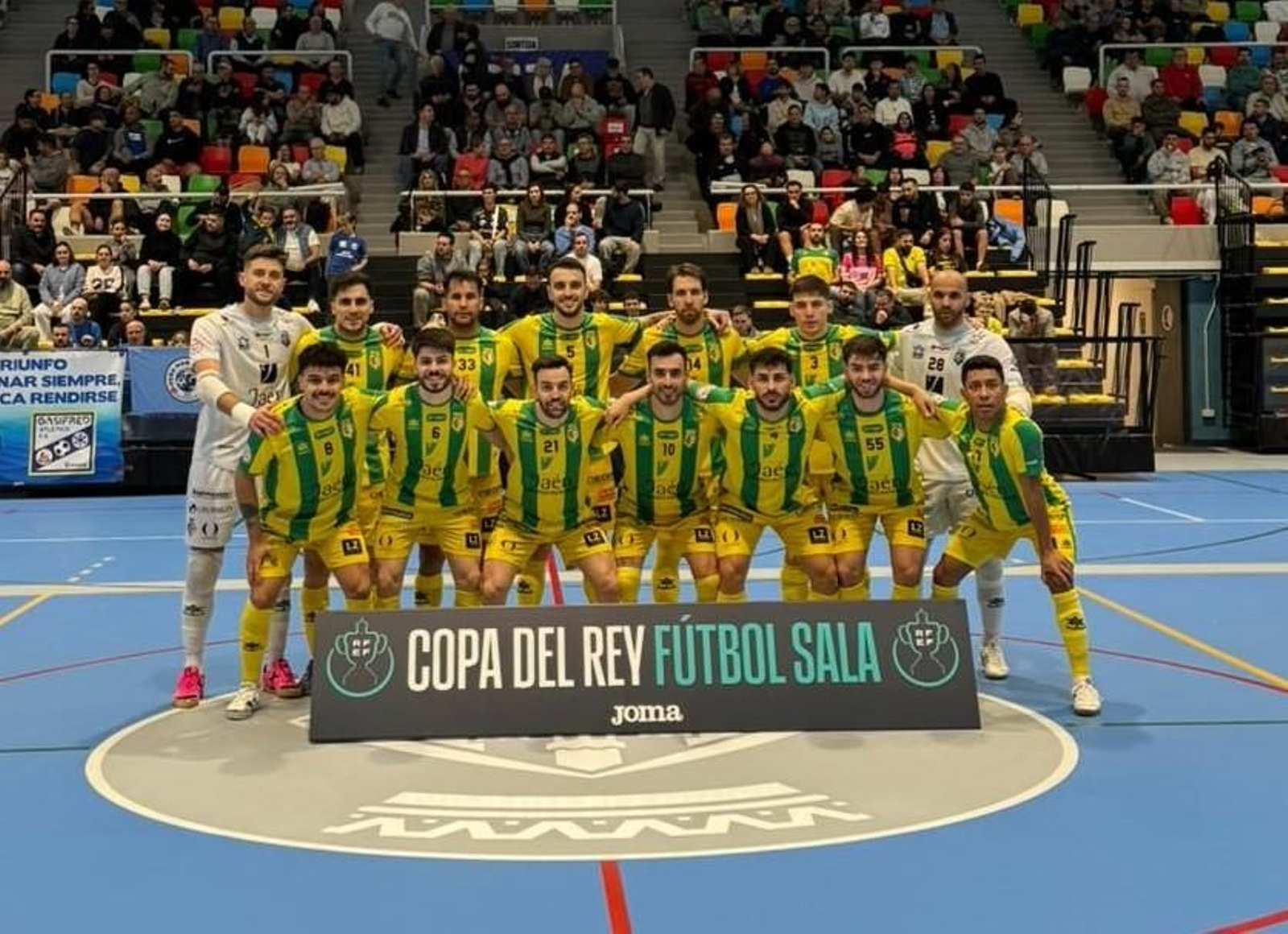 Plantel jiennense en el partido de Copa del Rey.