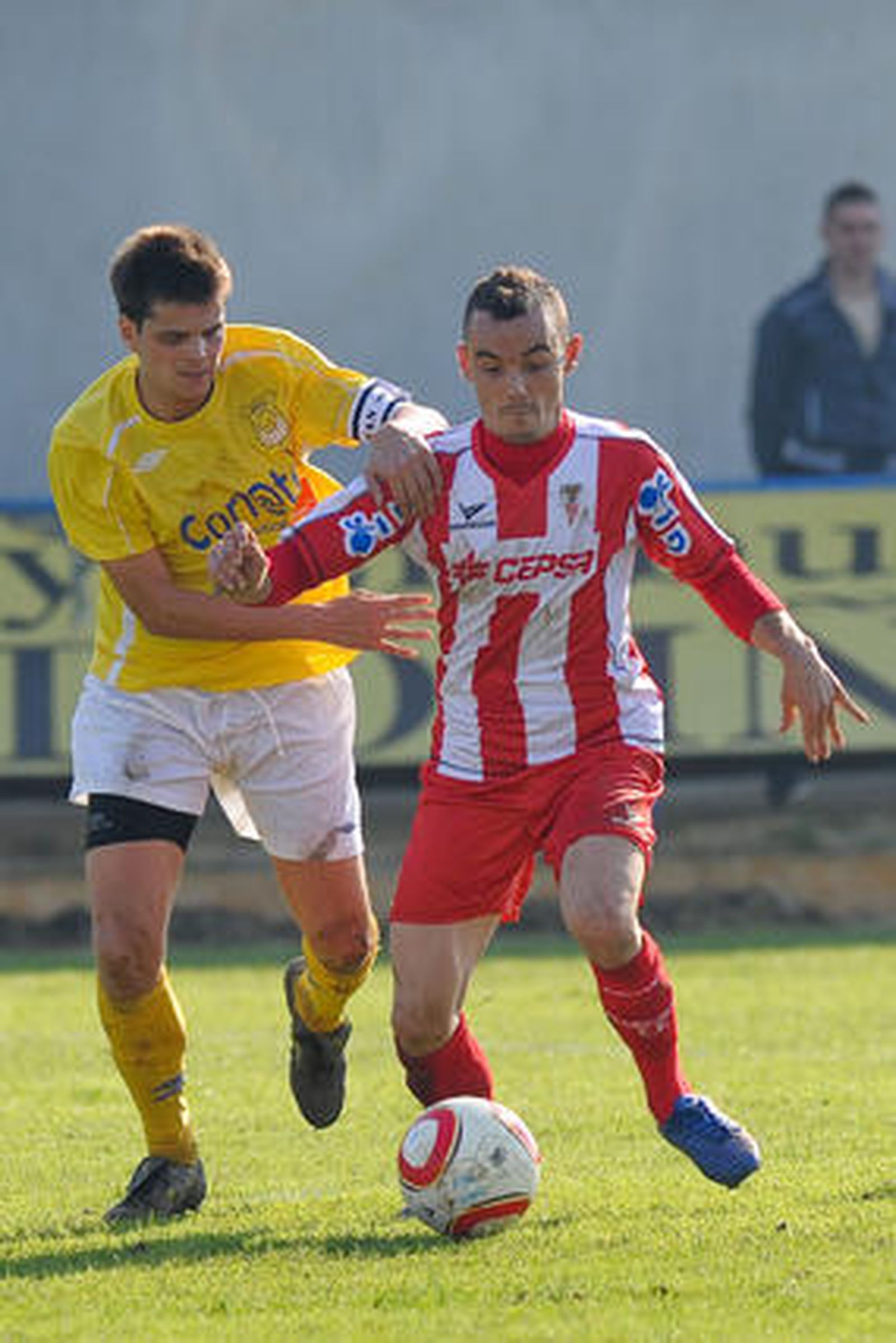 El Algeciras, que en el minuto 84 vencía al Coria por 1-3, ve como le empatan al final de un partido hasta que hasta entonces estaba controlado./Fotos:David de la Rosa (LOF)