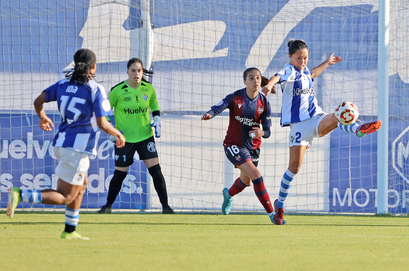 Hitomi Tanaka controla la pelota en el partido copero ante el Levante.