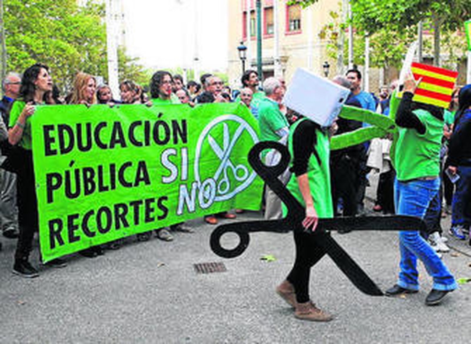 Universitarios durante la manifestación ayer en Madrid.