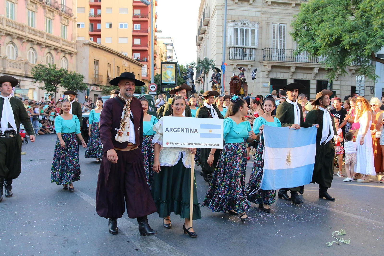 La Batalla de las Flores ha regresado inundando Almería de claveles