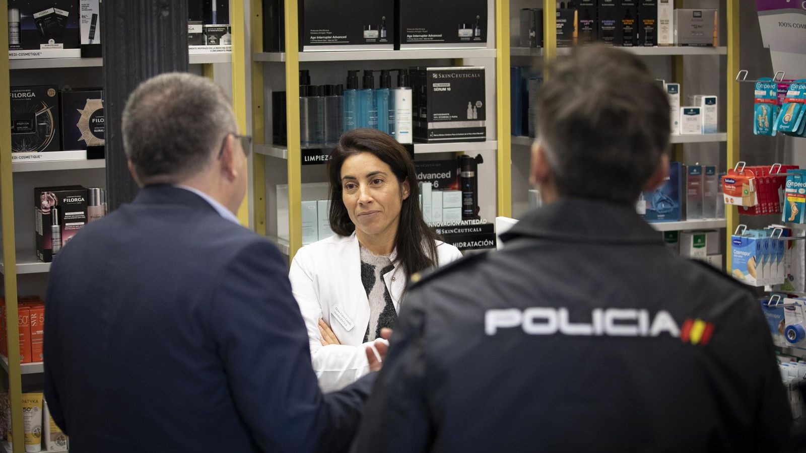El subdelegado José Antonio Montilla y el comisario jefe provincial, Rafael Rodríguez, visitan un comercio
