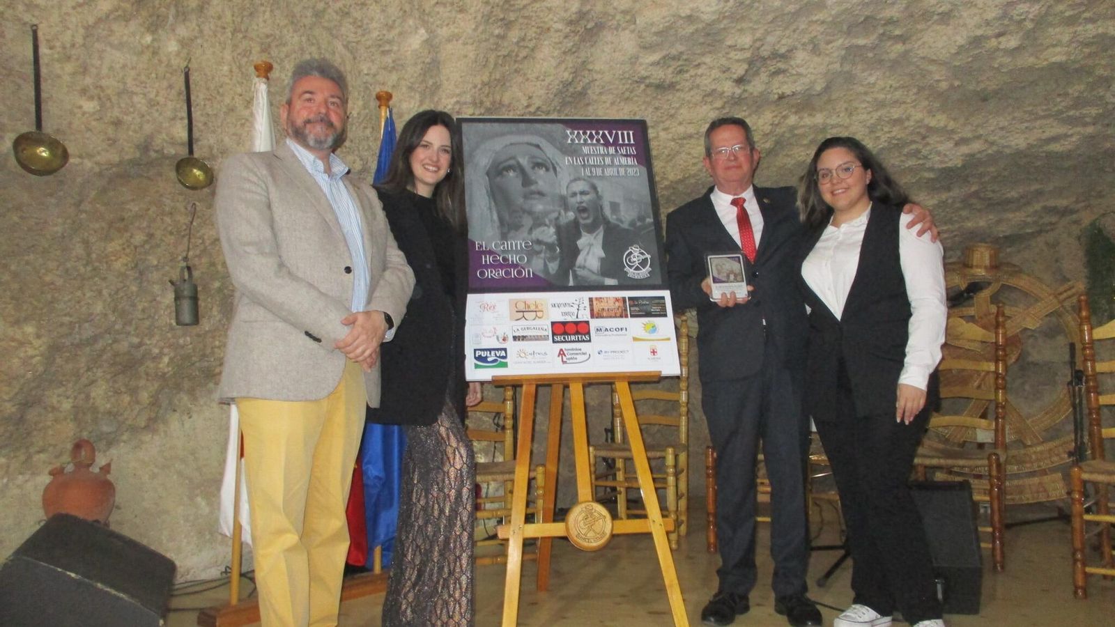 Alberto Bascuñana con su familia, miembros de Focoal y el Jurado calificador del Concurso de Carteles.
