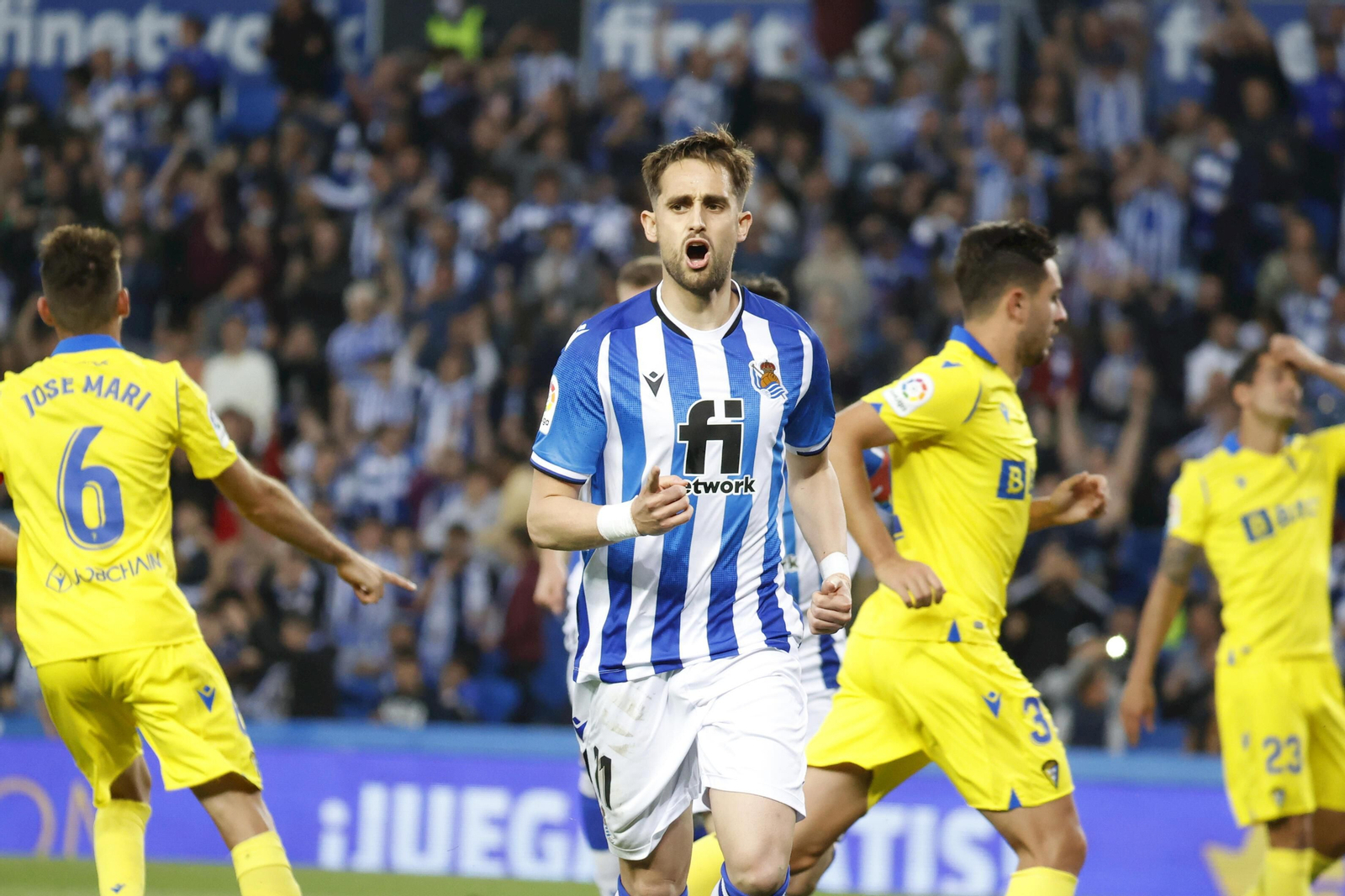 Januzaj celebra un gol al Cádiz la pasada temporada.
