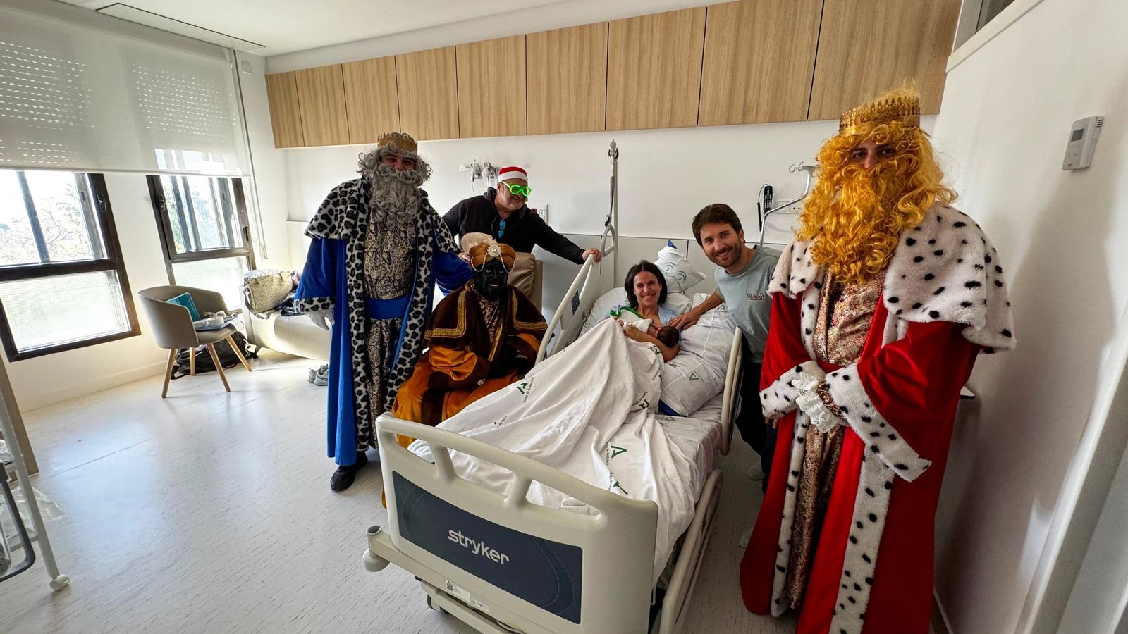 Jesús Montilla e Isabel María Cara, junto a su hija Eva y los Reyes Magos