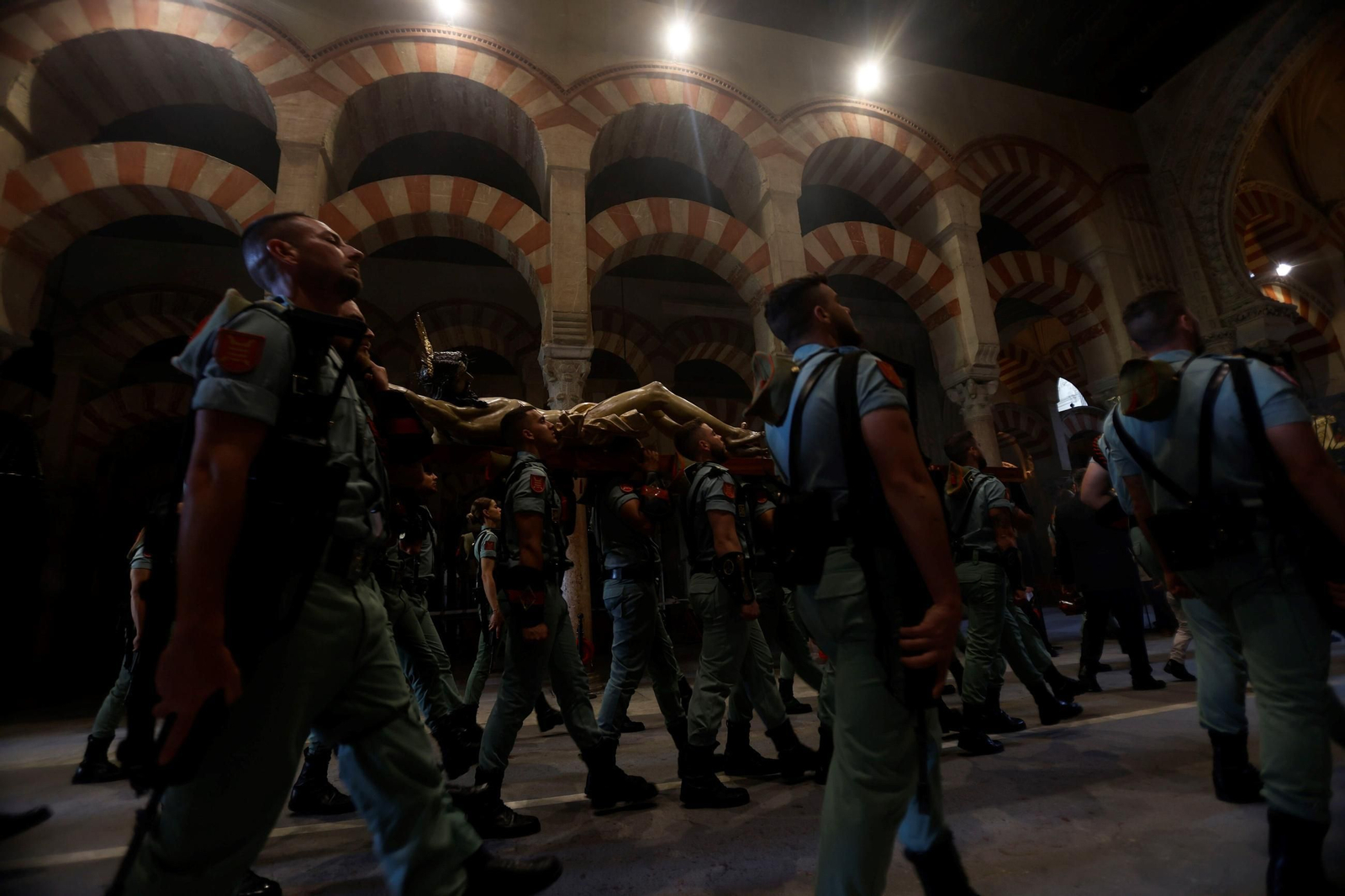 El vía crucis de la Caridad con la Legión en el Viernes Santo de Córdoba, en imágenes