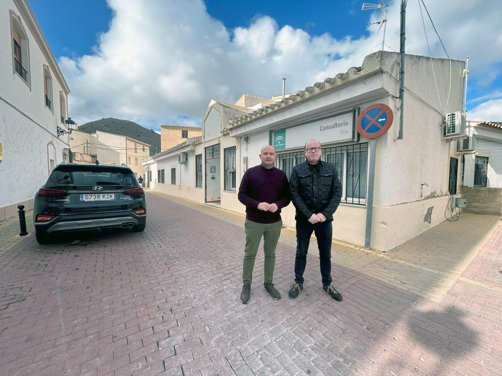 Antonio Martínez y Diego Torres junto al consultorio de Oria.