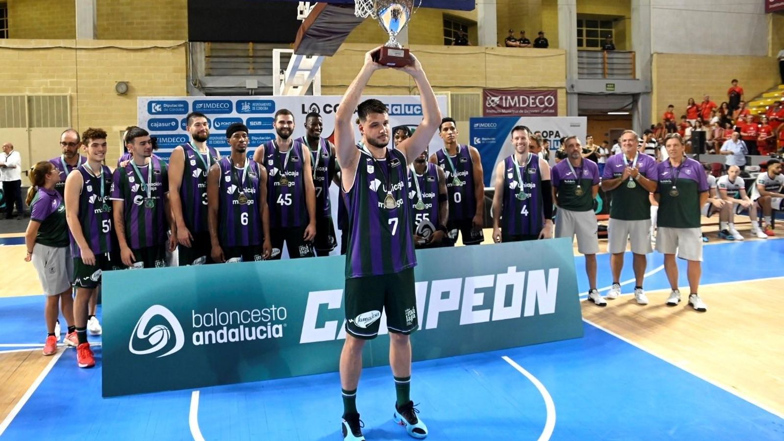 Los jugadores de Unicaja celebran el título andaluz del año pasado.