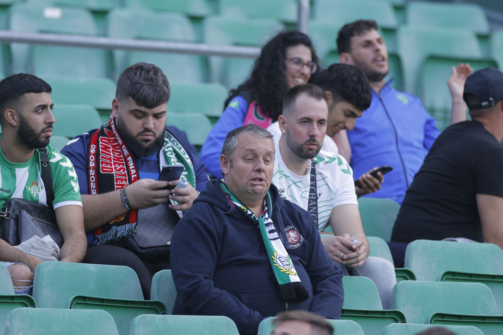 Búscate en las fotos del Betis-Manchester