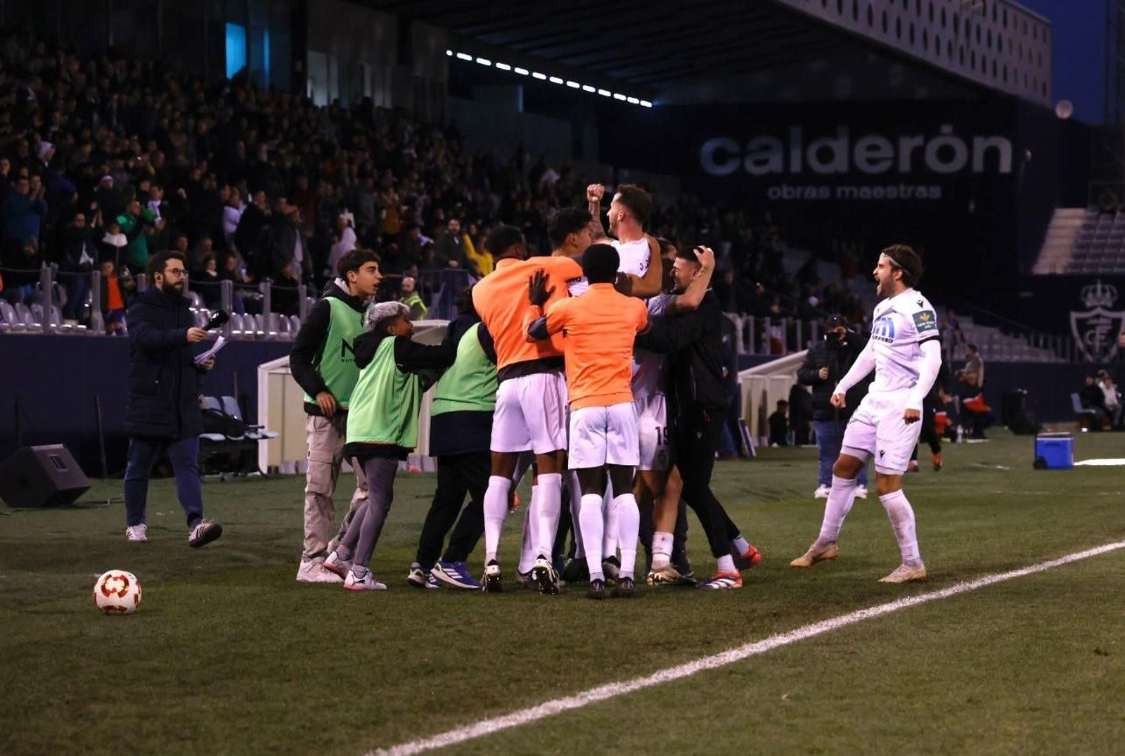 Piña del Real Jaén en la celebración del tercer tanto obra de Juan Cámara.