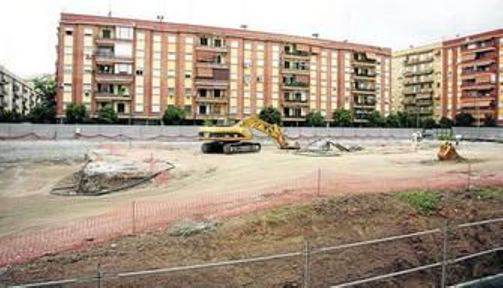 El aparcamiento de la plaza Rafael Salgado, en Bami, con las obras comenzadas y paralizadas.